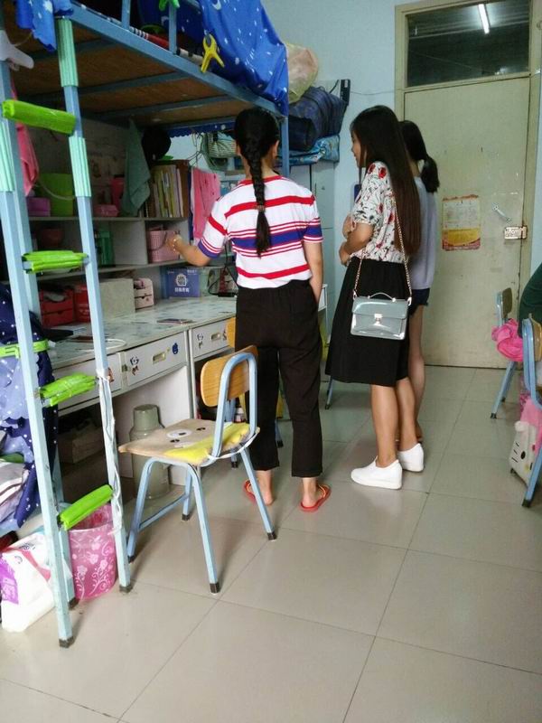 参观女生标兵宿舍 77779193永利官网