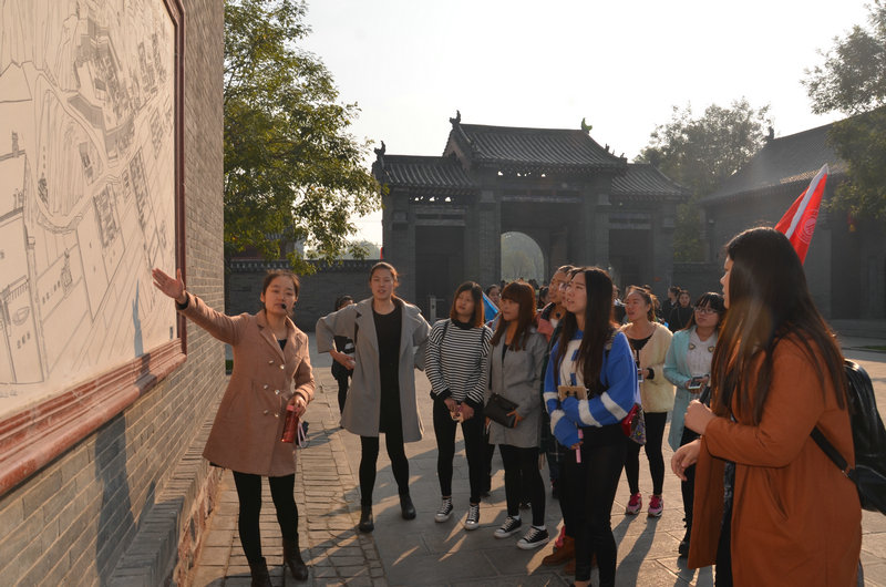 实习学生认真听景区讲解员讲解 77779193永利官网