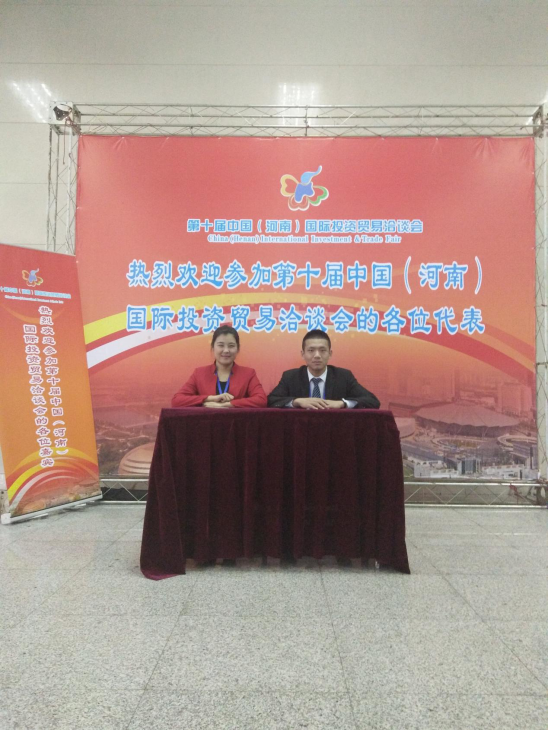 77779193永利官网参加洽谈会的志愿者在工作中