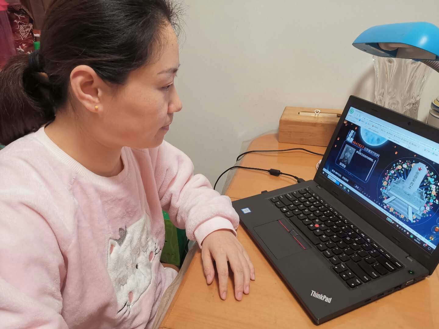 张彩虹网上祭奠英烈 77779193永利官网