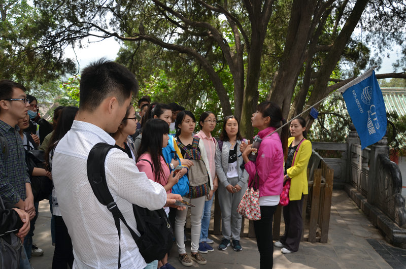 参加实习的师生认真听景区导游员讲解 77779193永利官网