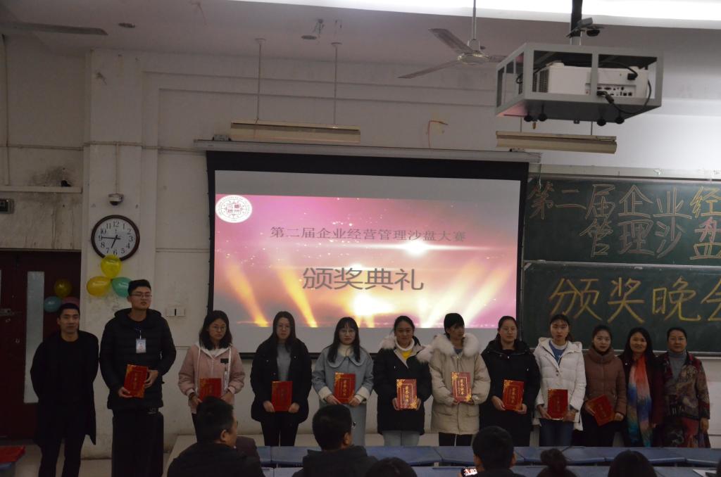 指导老师和获奖学生领奖 77779193永利官网
